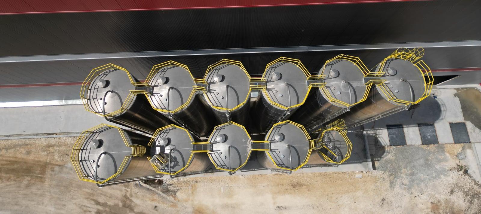 Alüminyum silo grubunun üstten drone görünümü